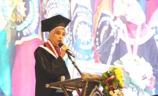 Cerita Haru Sondos Shnewra, Mahasiswa Gaza yang Lulus Cumlaude di Surabaya