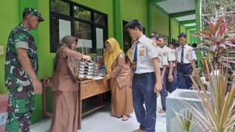 Menanti 9 Bulan, Siswa SMPN 1 Deket Lamongan Akhirnya Nikmati MBG
