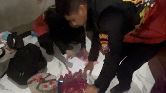 Polres Gresik Gerebek Rumah Penjual Arak Bali dan Miras Impor