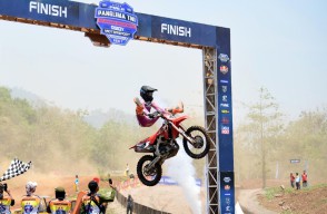 Motocross Piala Panglima TNI, Aksi Para Crosser di Kaki Gunung Penanggungan