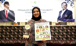 Ning Dini Terima Penghargaan FJN, Serukan Keadilan untuk Guru Madrasah