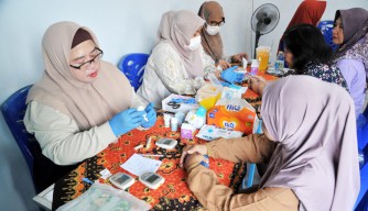 Farmasi Unair Gelar Cek Kesehatan dan Kenalkan iTeraCare pada Warga Kediri