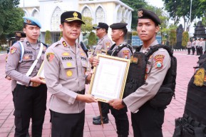 Kapolres Gresik Beri Penghargaan 25 Personel dan Warga, Ini Prestasinya
