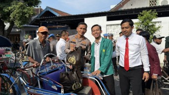 Kapolres Ponorogo Gandeng Mahasiswa Bagikan Sembako untuk Tukang Becak