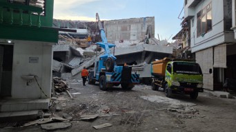 Tim SAR Kerahkan Crane di Ponpes Al Khoziny Sidoarjo