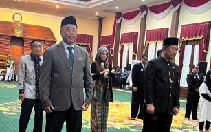 Prof Sukadiono Terima Lencana Jer Basuki Mawa Beya dari Gubernur Khofifah