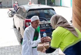 Rexline Peduli, Bagi Ratusan Paket Makanan di Lamongan Lewat CSR