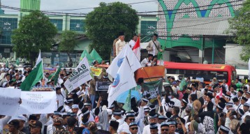 Protes Tayangan Trans7, Ribuan Santri Jatim Geruduk DPRD Jatim