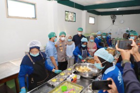 Polisi Uji Kelayakan Makanan di SPPG 1 Ponpes Al Amien Kediri