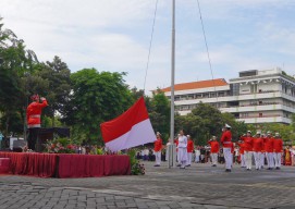 Ubaya Peringati Sumpah Pemuda, Baju Adat dan Semangat Juang Pahlawan Berkor