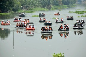 Aksi Bersih Kali Surabaya Warnai HUT ke-80 Korps Marinir dan Jatim