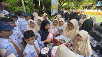 Momen HGN 2025, Guru di Lamongan Dapat Kado Alat Masak