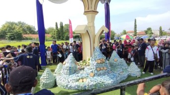 Ribuan Warga Berebut Gunungan Wingko Babat dalam Semarak Festival di Lamongan