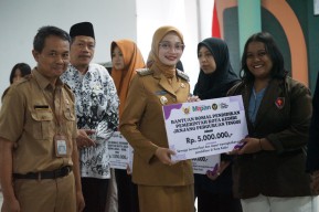 Mbak Vinanda Kucurkan Bantuan Pendidikan untuk Pelajar dan Mahasiswa Kota Kediri