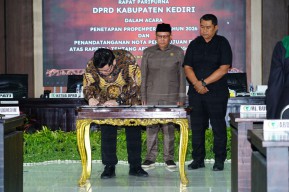 Mas Dhito dan DPRD Kabupaten Kediri Tandatangani Persetujuan Raperda APBD 2026