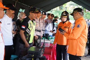 Mbak Vinanda Pimpin Apel Gelar Peralatan dan Simulasi Bencana Banjir di Kediri