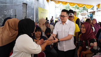 HUT Golkar, Abraham Sridjaja Bagikan Puluhan Ribu Sembako untuk Warga