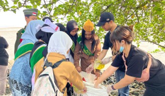 Waringin Hospitality Gotong Royong Bersihkan Pantai Kenjeran Surabaya