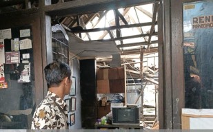Atap Rumah Roboh di Bubutan Surabaya, 6 Orang Selamat