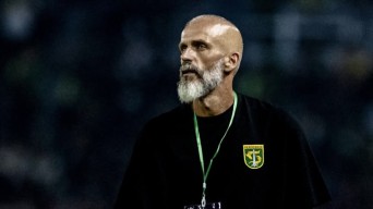 Gagal Menang di Kandang Lawan Arema FC, Persebaya Surabaya Pecat Eduardo Perez