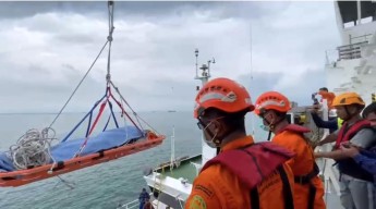 Dramatis! Tim SAR Evakuasi ABK Filipina Sakit di Tengah Laut Jawa