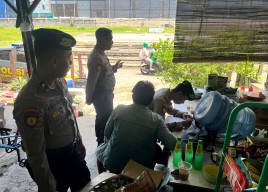 Sat Samapta Polres Gresik Gerebek Penjual Miras, Sita Puluhan Botol Arak