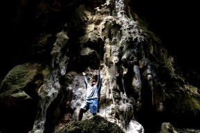 Foto: Menjelajahi Goa Batu Cermin