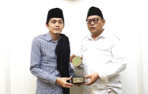 Gus Iqdam Sentil Tuduhan Feodal Santri ke Kiai Saat Terima Penghargaan FJN