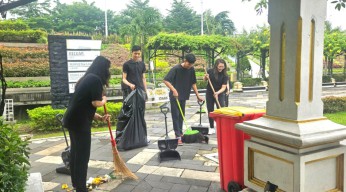 Sambut Hari Pahlawan, Hotel 88 Gelar Aksi Bersih di Tugu Pahlawan