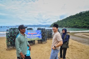 Jaga Ekosistem Laut, DKP Provinsi Jatim Tenggelamkan Rumah Ikan di Trenggalek