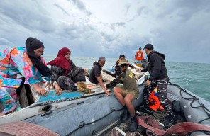 Aksi Heroik KRI Hiu-634 Selamatkan Wanita dari Kapal Mati Mesin