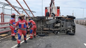 Mobil Boks Terguling di Jembatan Suramadu, Dua Orang Terluka