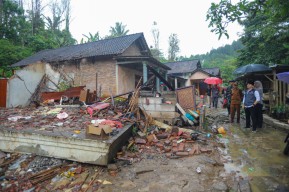 Bupati Trenggalek Ziarahi Makam Korban Longsor, Ini Pesannya Untuk Warga