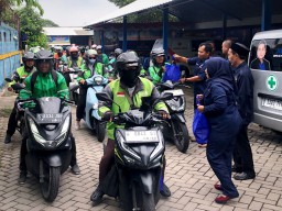 Puncak HUT ke-14 NasDem, DPD Gresik Bagi Sembako untuk Driver Ojol