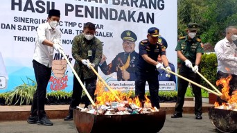 DJBC dan Pemkab Trenggalek Musnahkan Miras dan Rokok Ilegal Hasil Razia Petugas