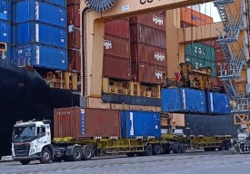 Peti Kemas Terpapar Cesium Ditangani Aman, Pelabuhan Tanjung Perak Tetap Buka