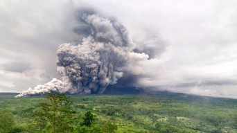 Waspada Fluktuasi Suhu Ekstrem, BMKG Rilis Prakiraan Cuaca 3 Hari Gunung Semeru