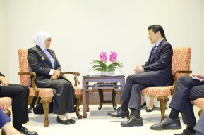 Khofifah Bertemu Lawrence Wong, Bahas Kerja Sama Strategis Jatim–Singapura