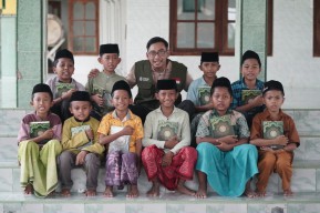 Ratusan Santri Pamekasan Semringah Terima Mushaf Al-Qur'an Baru