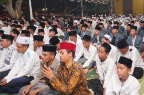 Syaikhona Kholil Dianugerahi Gelar Pahlawan, Ribuan Warga Bangkalan Tasyakuran
