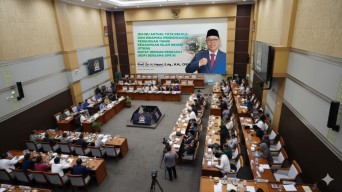 Rapat Bersama DPR-RI, Rektor UIN KHAS Jember Paparkan Delapan Isu Strategis