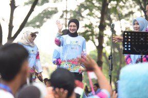 Peringati Hari Jadi Provinsi Jatim, Ribuan Peserta Ikuti Mlaku Bareng di Kediri