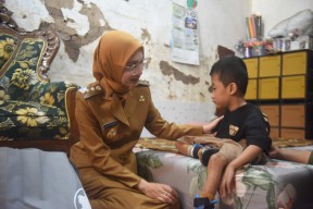 Mbak Vinanda Salurkan BLT MAPAN Kategori ODKB Langsung ke Rumah Penerima