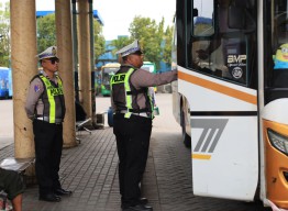 Satlantas Polres Gresik dan Dishub Gelar Ramp Check di Terminal Bunder Jelang Nataru