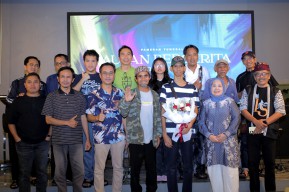 Pelukis Surabaya Ariel Ramadhan Gelar Pameran Tunggal ke-7 Bertajuk Lautan Bercerita