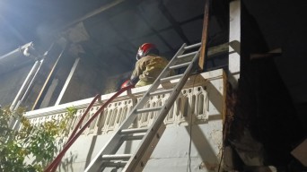 Kebakaran Rumah di Wonokromo, 15 Unit Damkar Dikerahkan