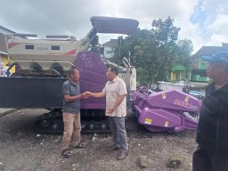 Anggota DPRD Jatim Serahkan Mesin Combine kepada Petani Jember