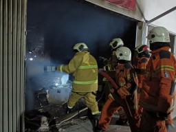 Korsleting Kulkas Picu Kebakaran Kantor JNT di Wonocolo Surabaya