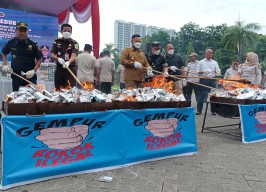 Bupati Gresik Fandi Akhmad Yani Musnahkan Rokok Tanpa Cukai dan MMEA Ilegal