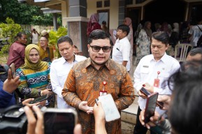 Mas Dhito Doakan Korban Bencana Sumatera, 7 Truk Bantuan Logistik Mulai Dikirim